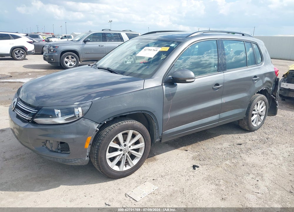 2017 VOLKSWAGEN TIGUAN VIN: WVGAV7AX0HK048653