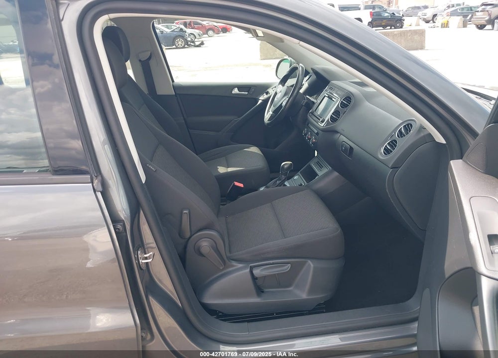 2017 VOLKSWAGEN TIGUAN VIN: WVGAV7AX0HK048653