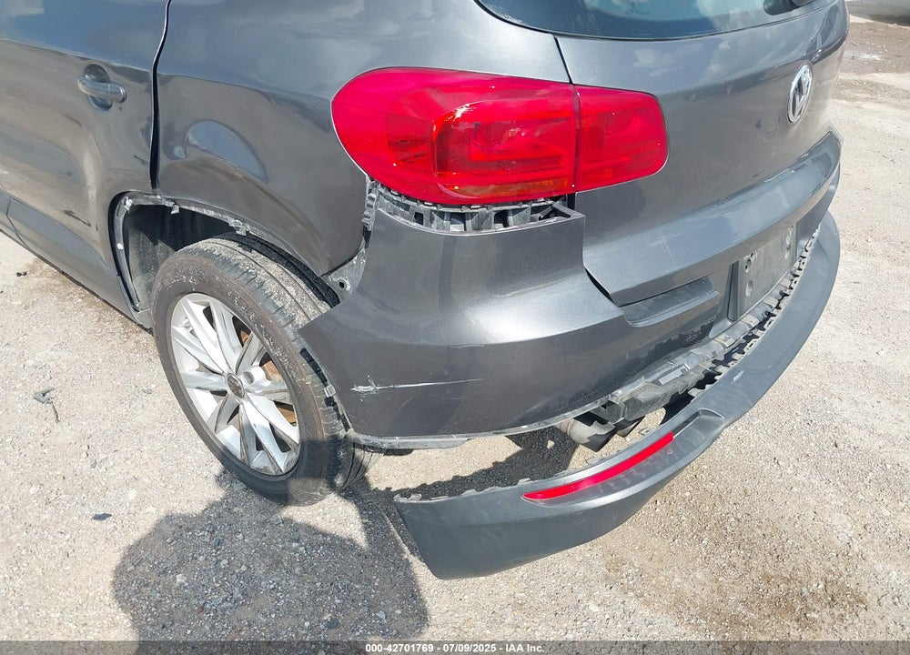 2017 VOLKSWAGEN TIGUAN VIN: WVGAV7AX0HK048653