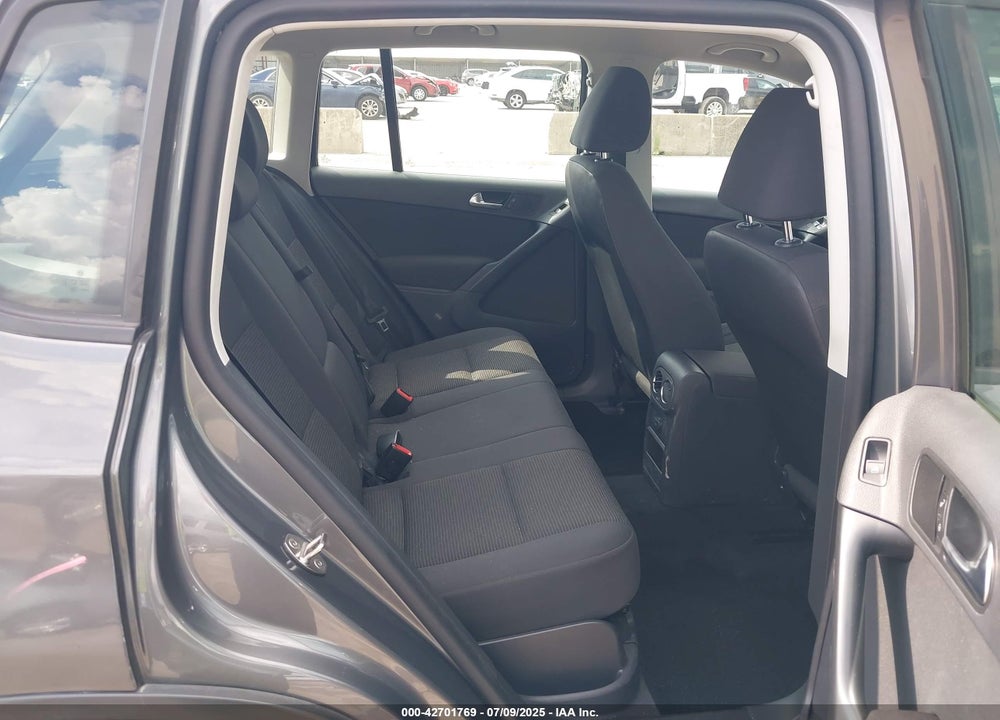2017 VOLKSWAGEN TIGUAN VIN: WVGAV7AX0HK048653