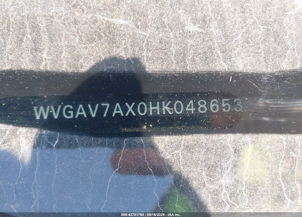 2017 VOLKSWAGEN TIGUAN VIN: WVGAV7AX0HK048653
