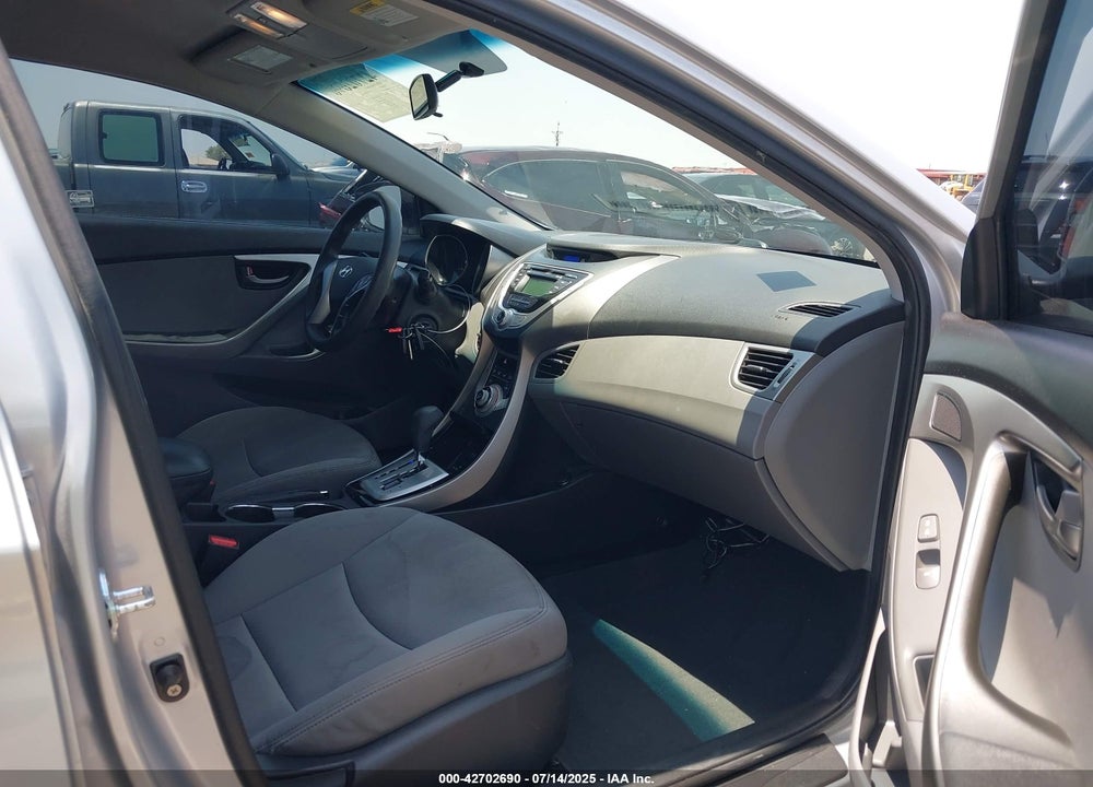 2012 HYUNDAI ELANTRA VIN: 5NPDH4AE8CH068324