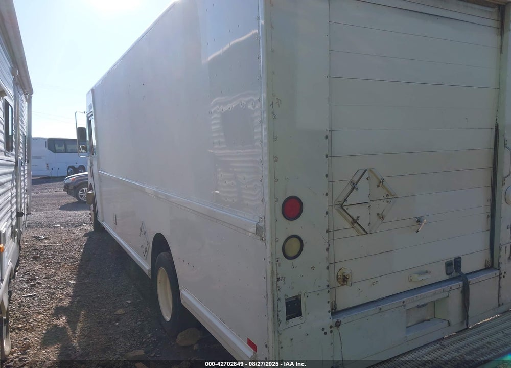 2001 FREIGHTLINER CHASSIS M LINE WALK-IN VAN VIN: 4UZAARBW71CH52560