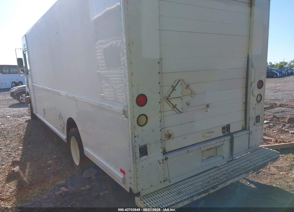 2001 FREIGHTLINER CHASSIS M LINE WALK-IN VAN VIN: 4UZAARBW71CH52560