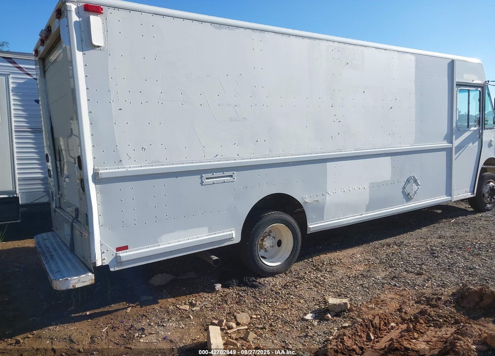 2001 FREIGHTLINER CHASSIS M LINE WALK-IN VAN VIN: 4UZAARBW71CH52560