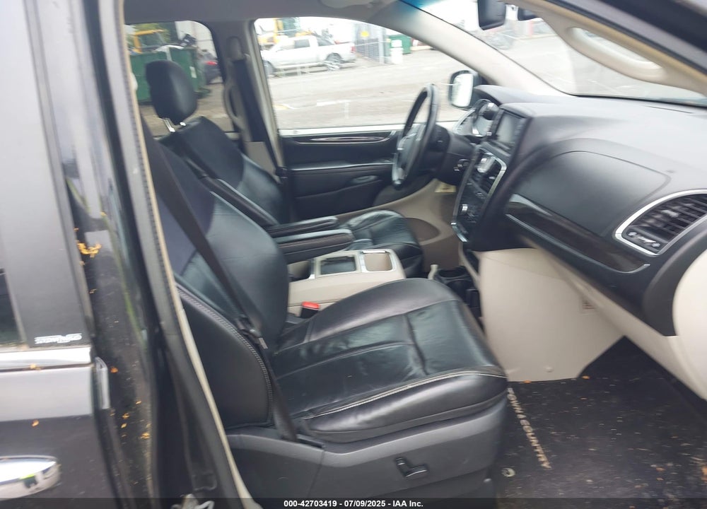 2014 CHRYSLER TOWN & COUNTRY VIN: 2C4RC1GG0ER338857