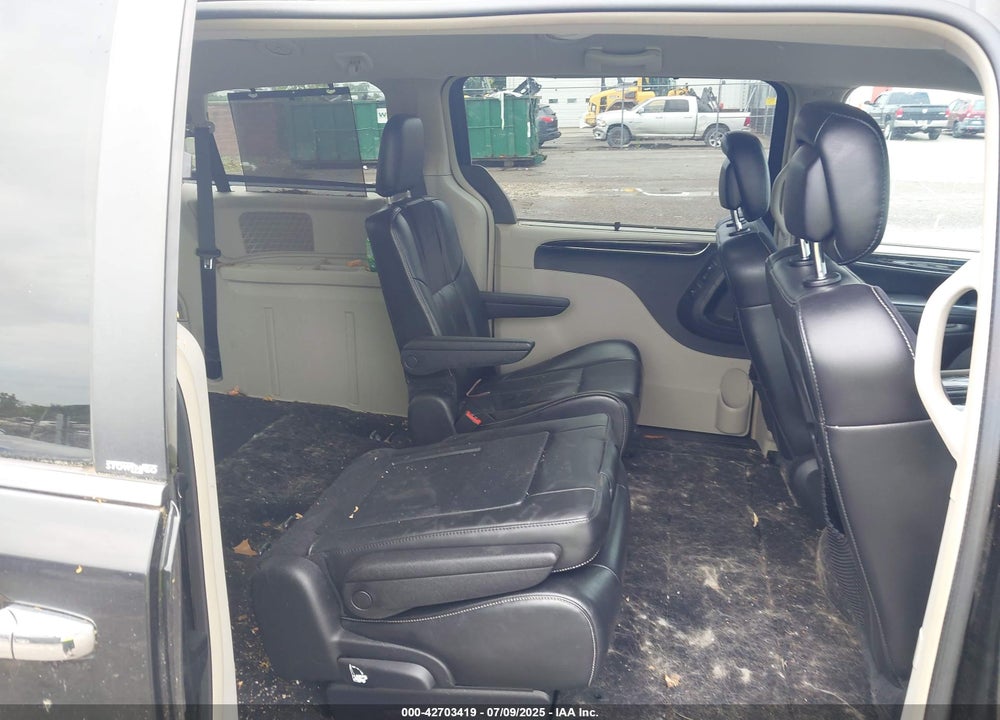 2014 CHRYSLER TOWN & COUNTRY VIN: 2C4RC1GG0ER338857
