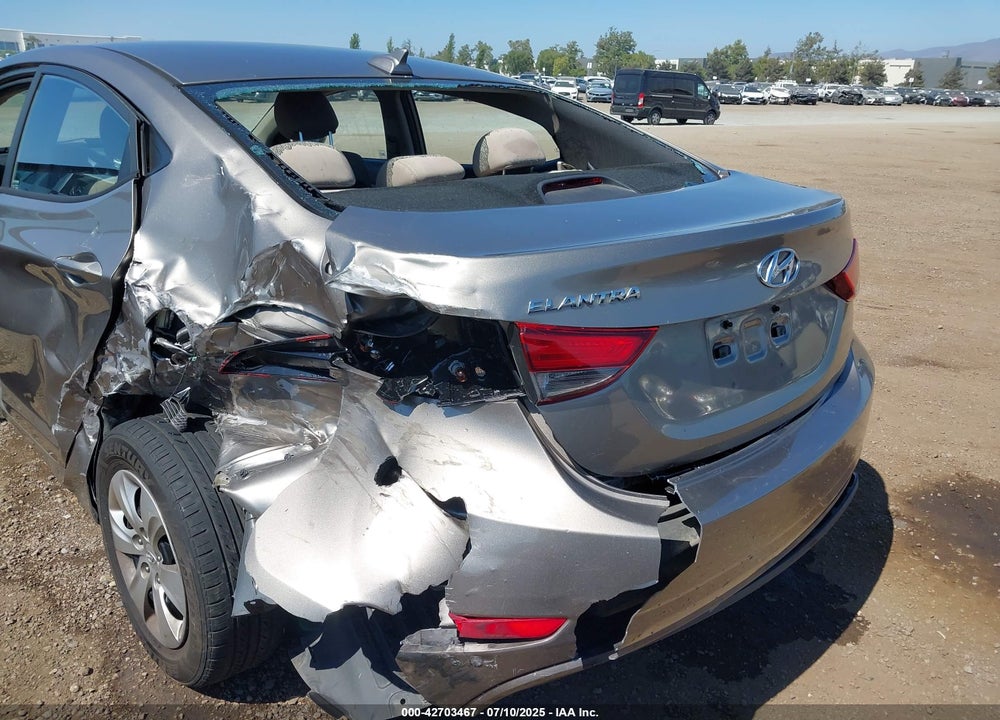 2016 HYUNDAI ELANTRA VIN: 5NPDH4AE4GH778097