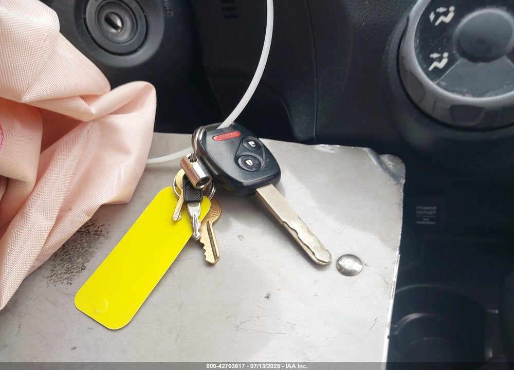 2011 HONDA FIT VIN: JHMGE8H39BC028389