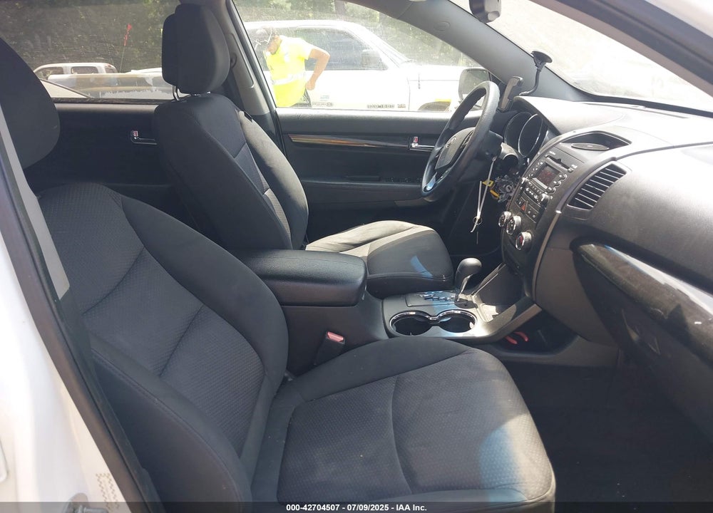 2011 KIA SORENTO VIN: 5XYKTDA19BG093600