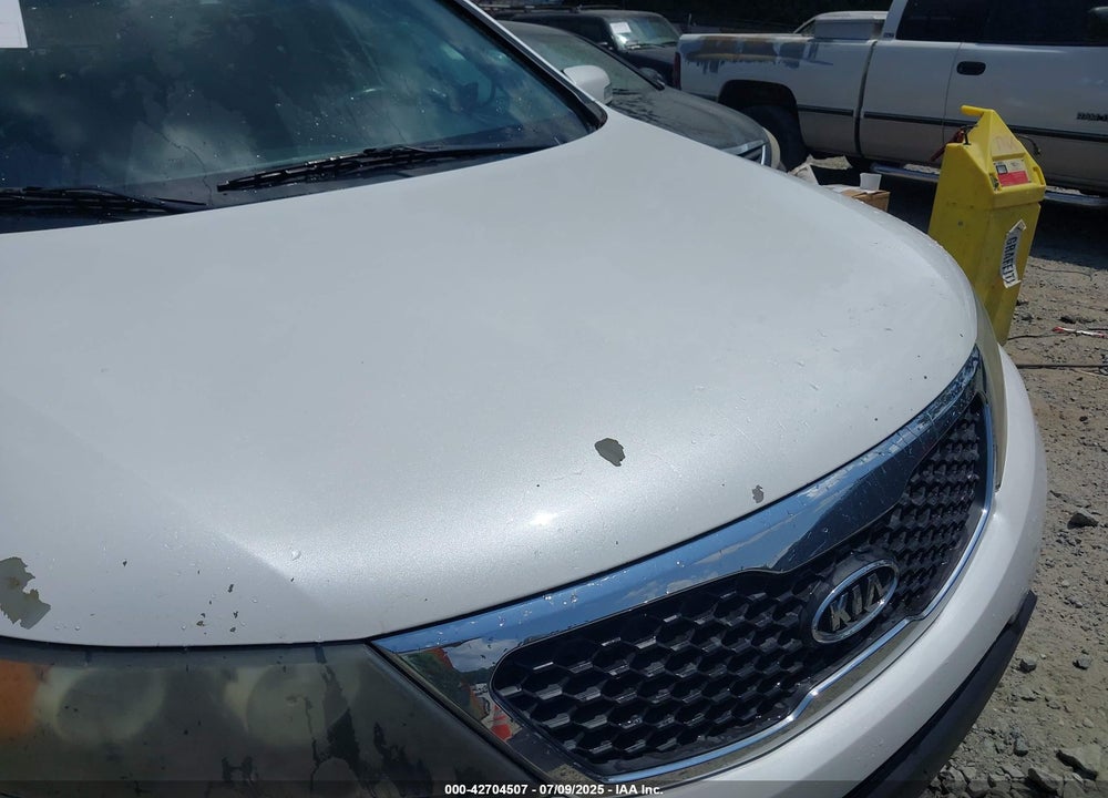 2011 KIA SORENTO VIN: 5XYKTDA19BG093600