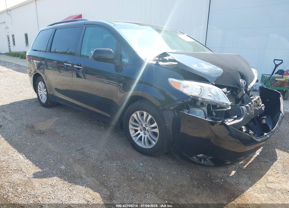 2016 TOYOTA SIENNA XLE 8 PASSENGER VIN: 5TDYK3DC4GS691172