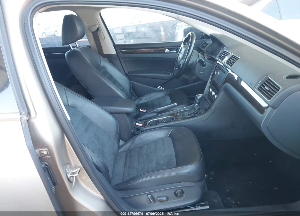 2015 VOLKSWAGEN PASSAT VIN: 1VWCM7A32FC049966