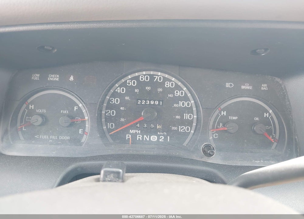2002 FORD CROWN VICTORIA STANDARD VIN: 2FAFP73W52X120630