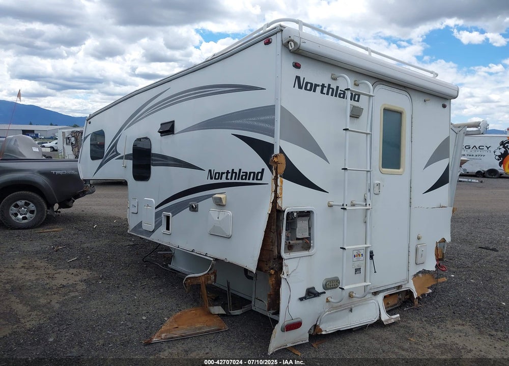 2015 ADVENTURER 86SBS TRUCK BED CAMPER VIN: 90033115005