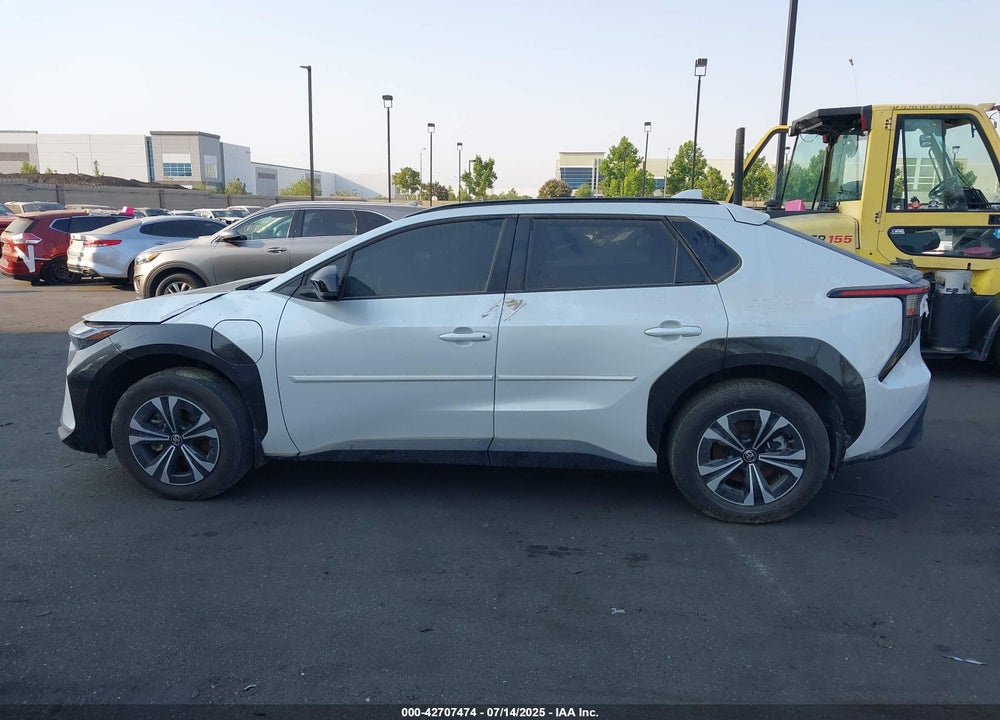 2023 TOYOTA BZ4X XLE VIN: JTMAAAAA9PA017477