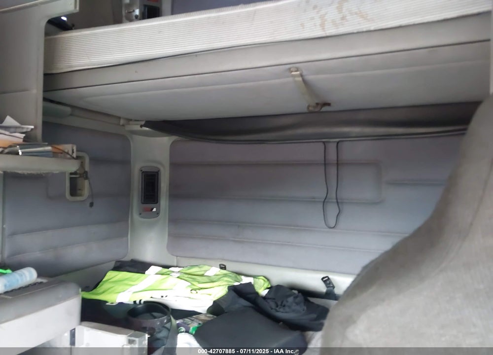 1999 FREIGHTLINER CONVENTIONAL FLC120 VIN: 1FUYSDYB8XPA87105