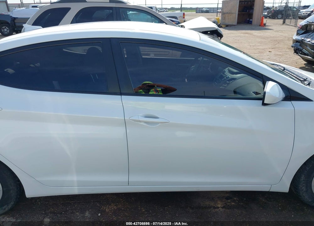 2016 HYUNDAI ELANTRA VIN: 5NPDH4AE2GH737452