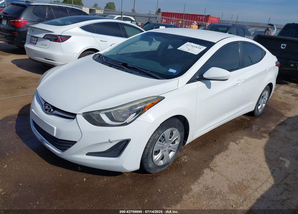 2016 HYUNDAI ELANTRA VIN: 5NPDH4AE2GH737452