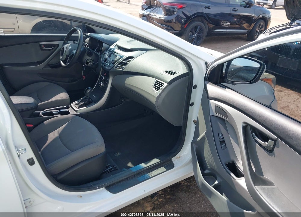 2016 HYUNDAI ELANTRA VIN: 5NPDH4AE2GH737452