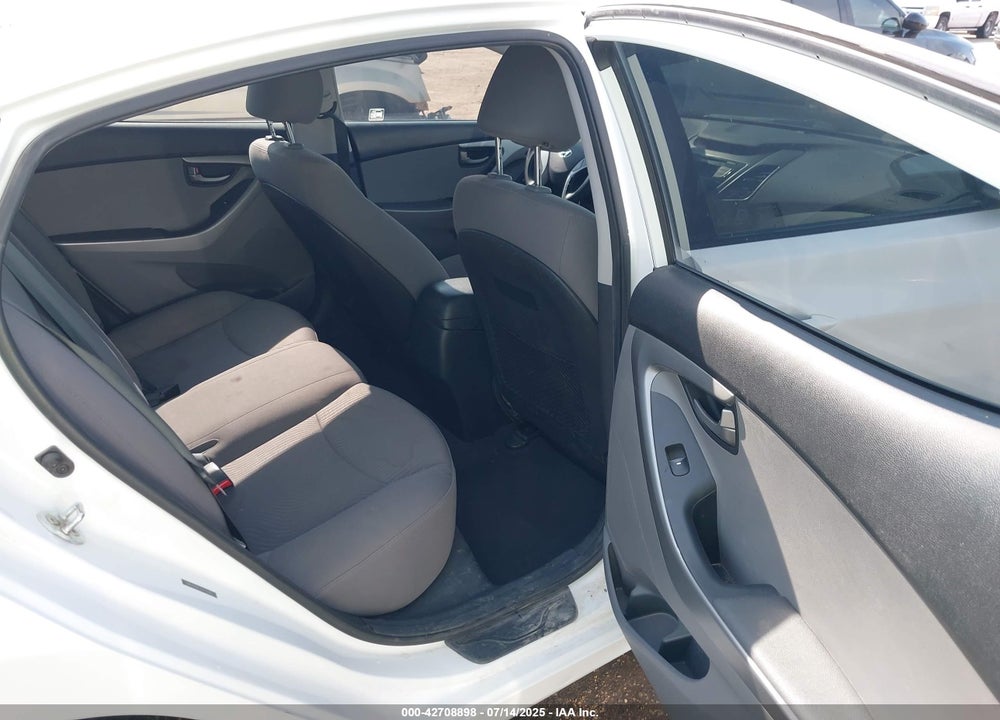2016 HYUNDAI ELANTRA VIN: 5NPDH4AE2GH737452