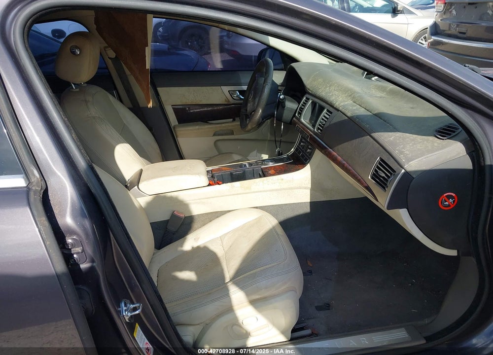 2010 JAGUAR XF PREMIUM VIN: SAJWA0GB0ALR62153