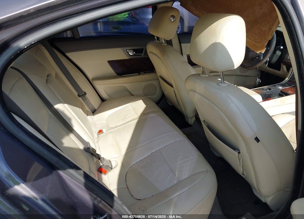 2010 JAGUAR XF PREMIUM VIN: SAJWA0GB0ALR62153