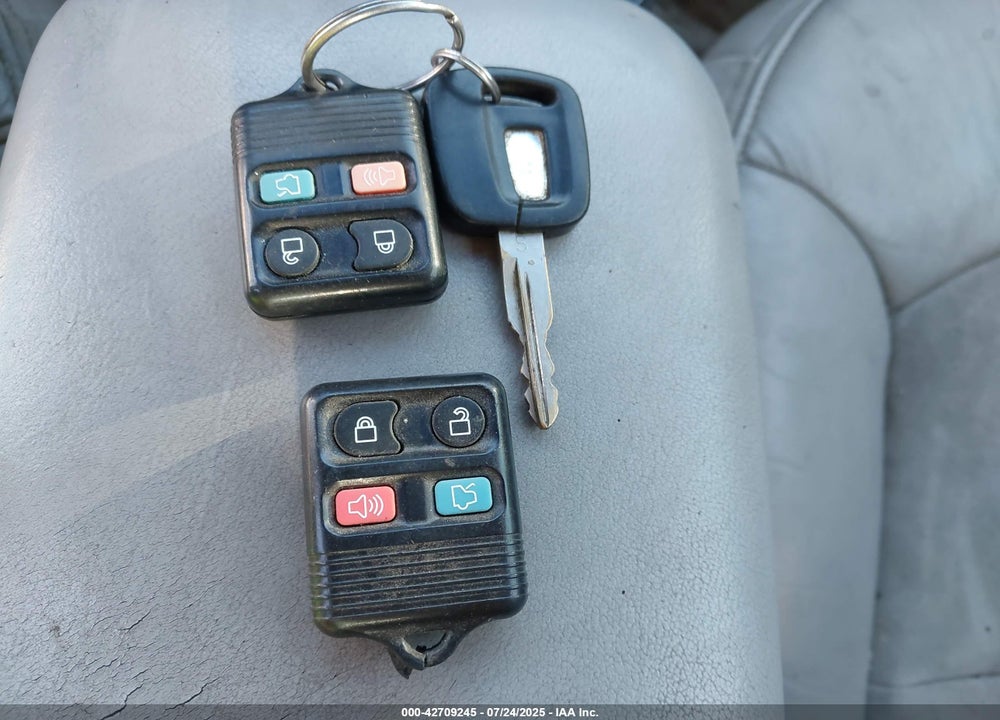 2002 LINCOLN CONTINENTAL VIN: 1LNHM97V32Y684961