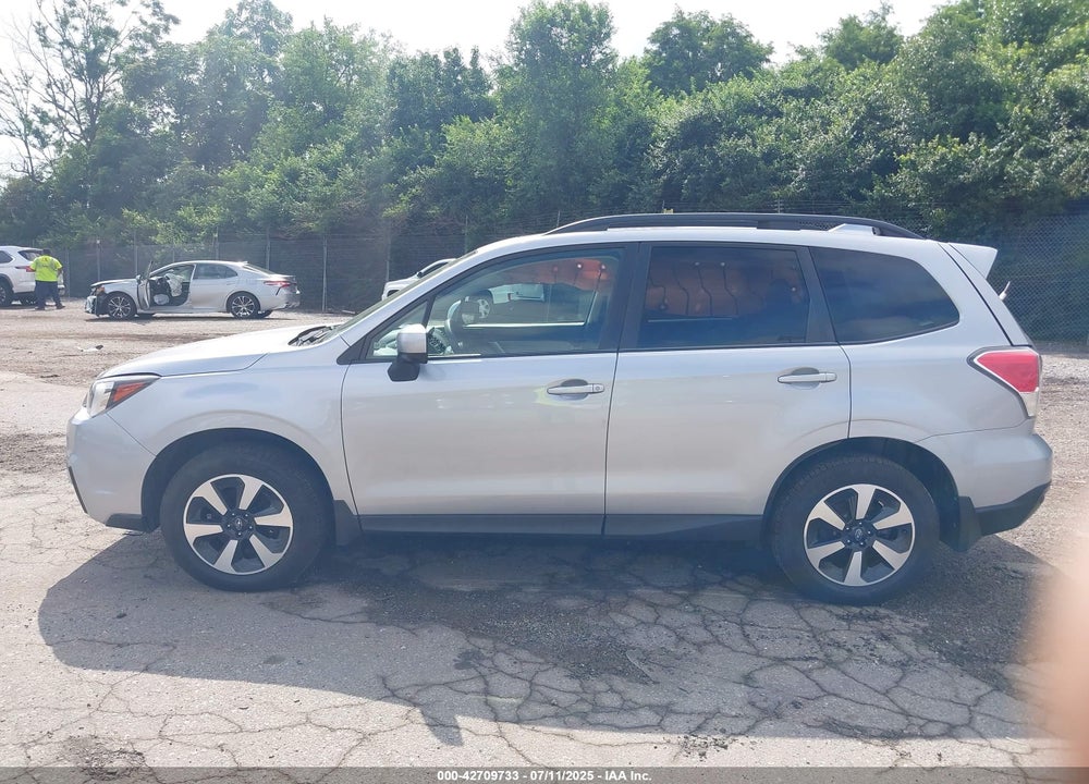 2018 SUBARU FORESTER VIN: JF2SJAEC8JH595957