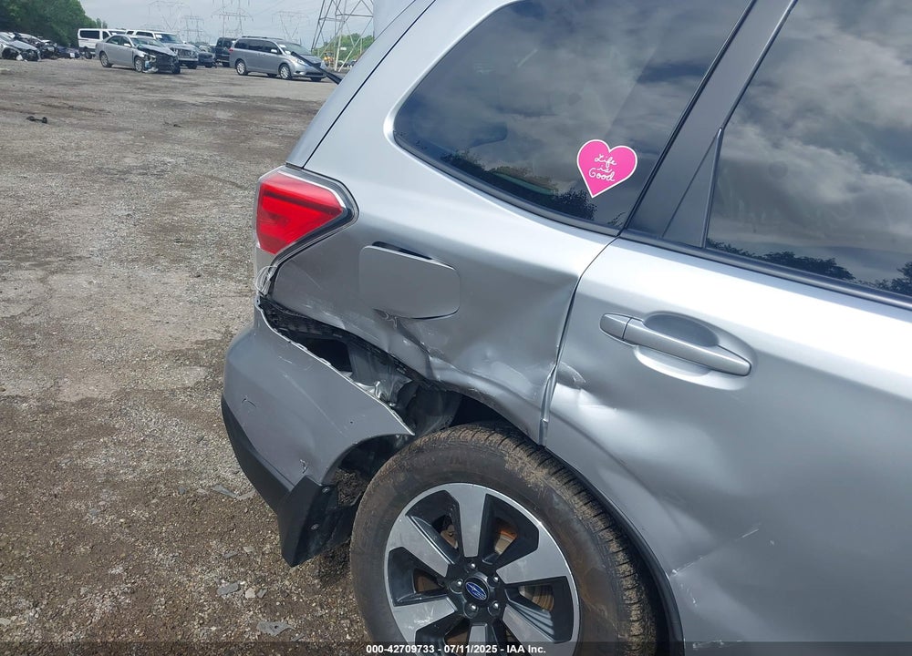 2018 SUBARU FORESTER VIN: JF2SJAEC8JH595957