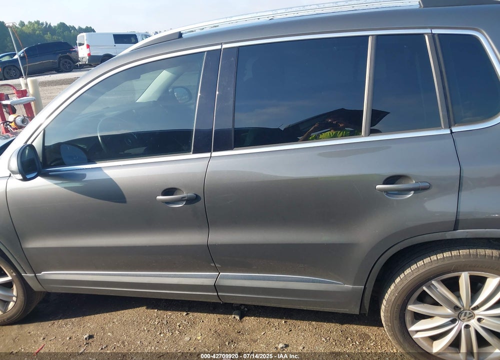 2014 VOLKSWAGEN TIGUAN VIN: WVGAV3AXXEW556304