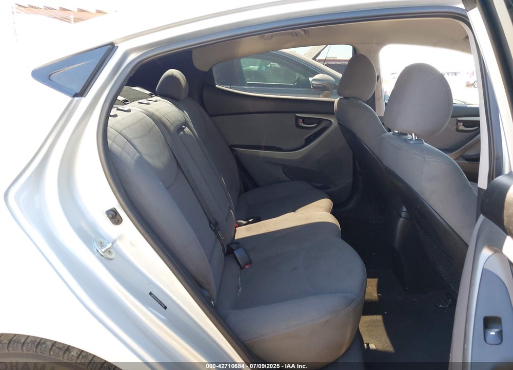 2016 HYUNDAI ELANTRA VIN: 5NPDH4AE8GH747998