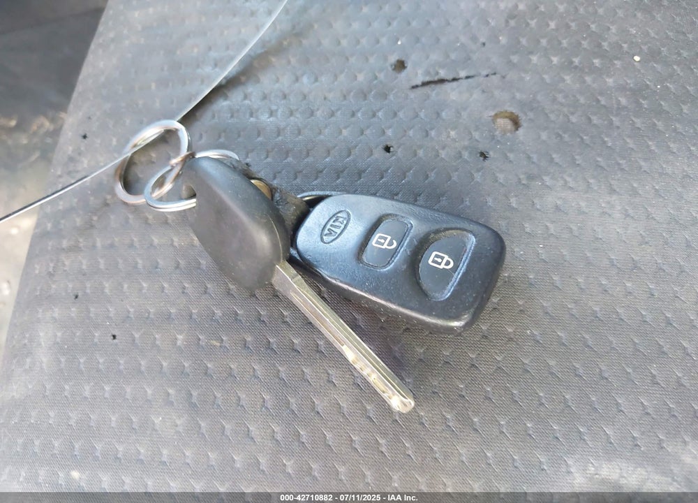 2011 KIA SORENTO VIN: 5XYKT3A1XBG183235