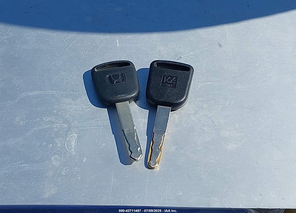 2005 HONDA CIVIC LX VIN: 2HGES16515H560574