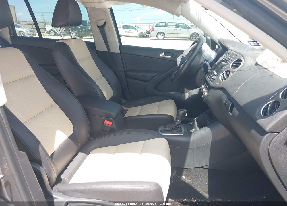2016 VOLKSWAGEN TIGUAN VIN: WVGAV7AX4GW599546