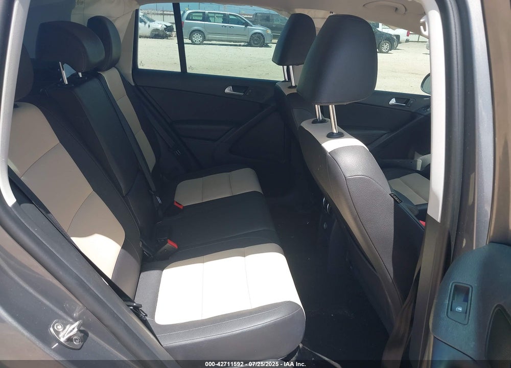 2016 VOLKSWAGEN TIGUAN VIN: WVGAV7AX4GW599546