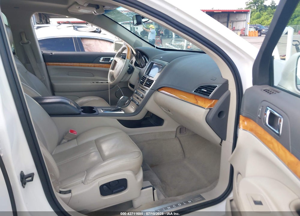 2011 LINCOLN MKT VIN: 2LMHJ5FR6BBJ53776