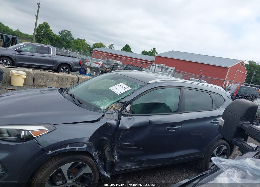 2017 HYUNDAI TUCSON VIN: KM8J33A20HU526223