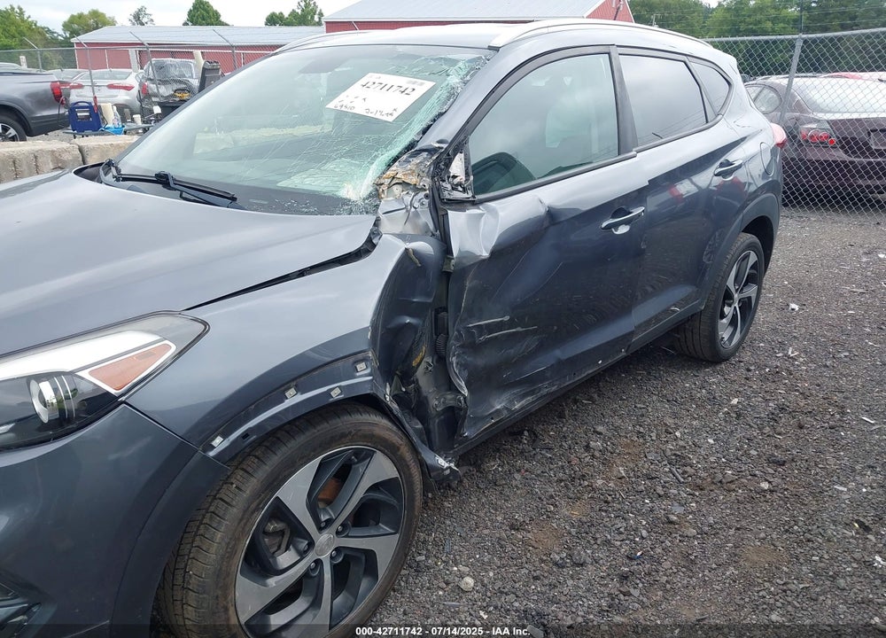 2017 HYUNDAI TUCSON VIN: KM8J33A20HU526223
