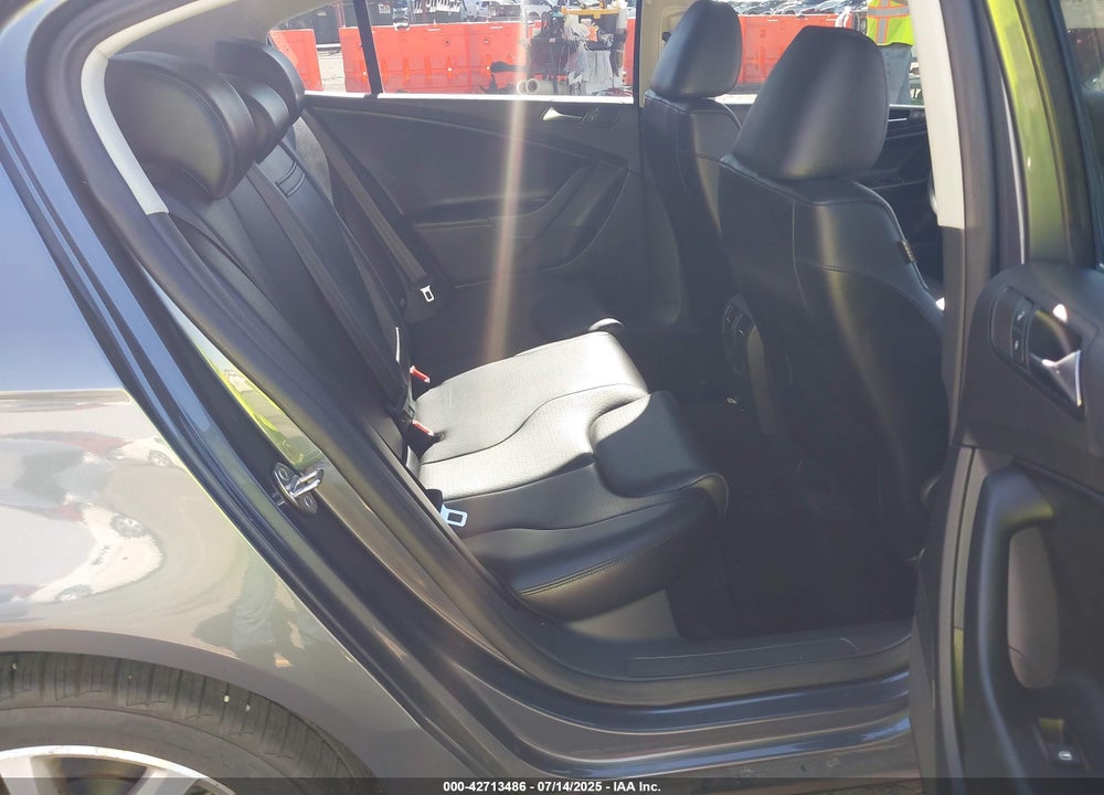2010 VOLKSWAGEN PASSAT KOMFORT VIN: WVWJK7AN7AE097249