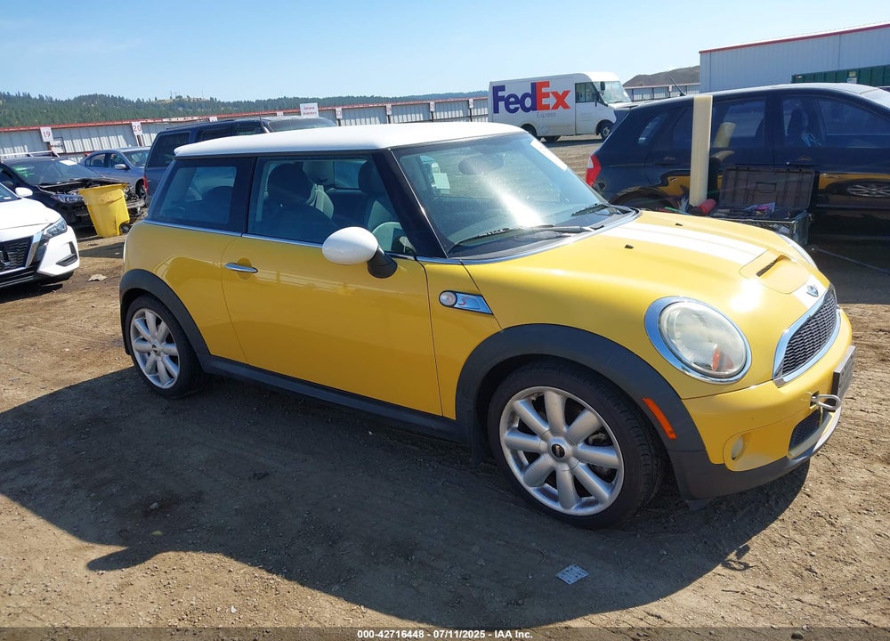 2008 MINI COOPER S VIN: WMWMF73568TT91873
