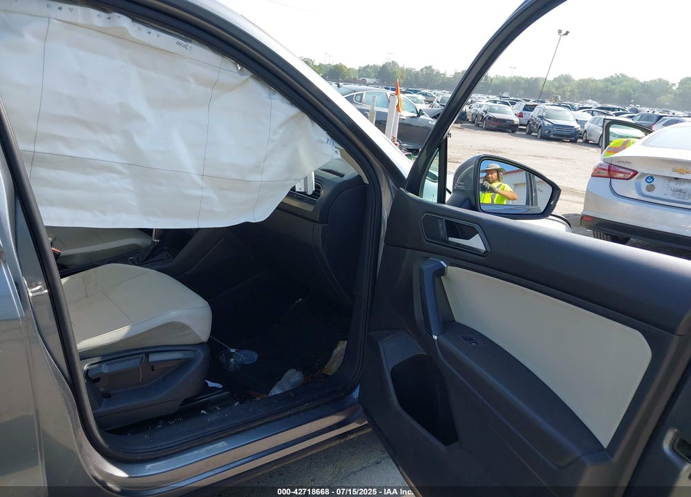 2018 VOLKSWAGEN TIGUAN VIN: 3VV3B7AX5JM085297