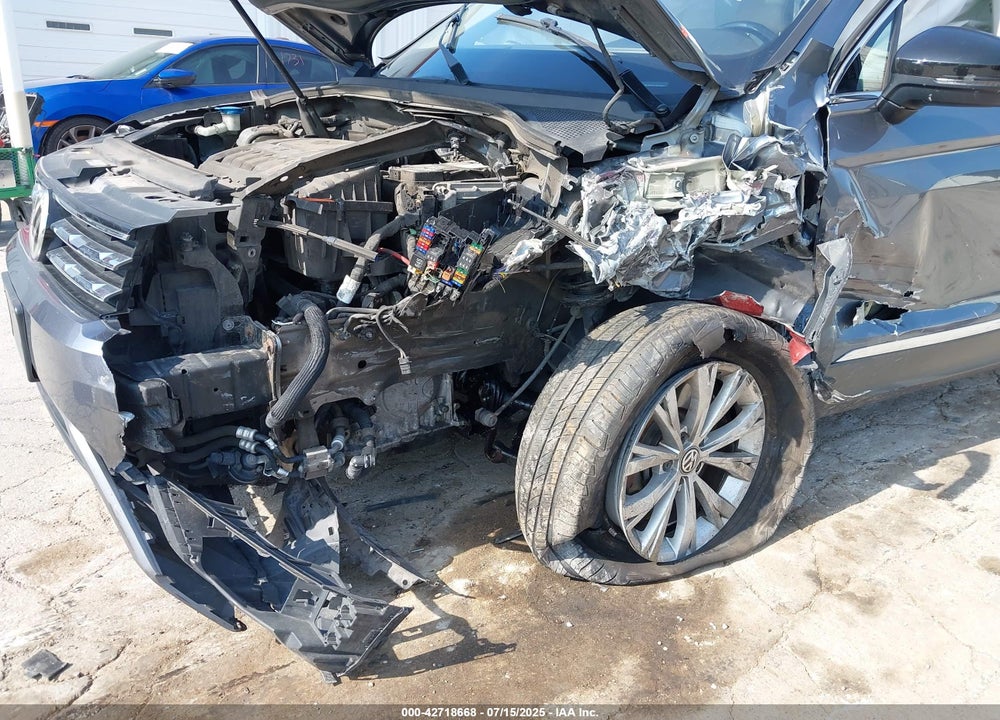 2018 VOLKSWAGEN TIGUAN VIN: 3VV3B7AX5JM085297