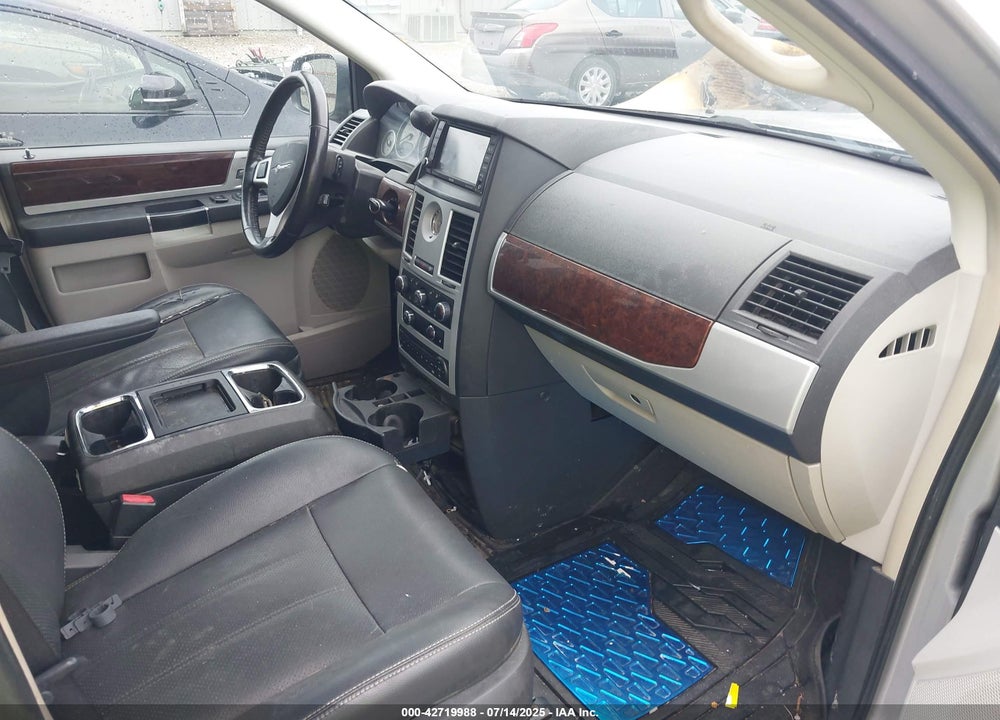 2009 CHRYSLER TOWN & COUNTRY VIN: 2A8HR541X9R661541