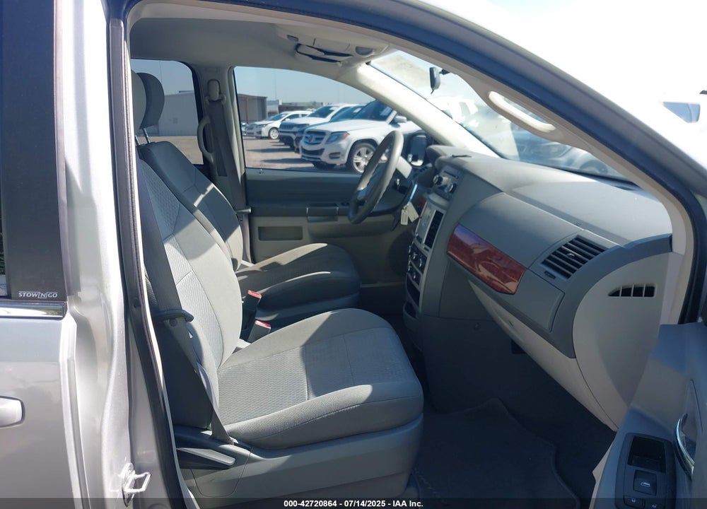 2009 CHRYSLER TOWN & COUNTRY VIN: 2A8HR44E49R521384