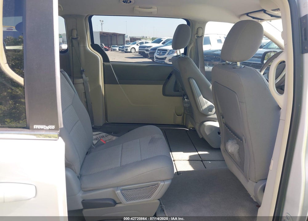 2009 CHRYSLER TOWN & COUNTRY VIN: 2A8HR44E49R521384