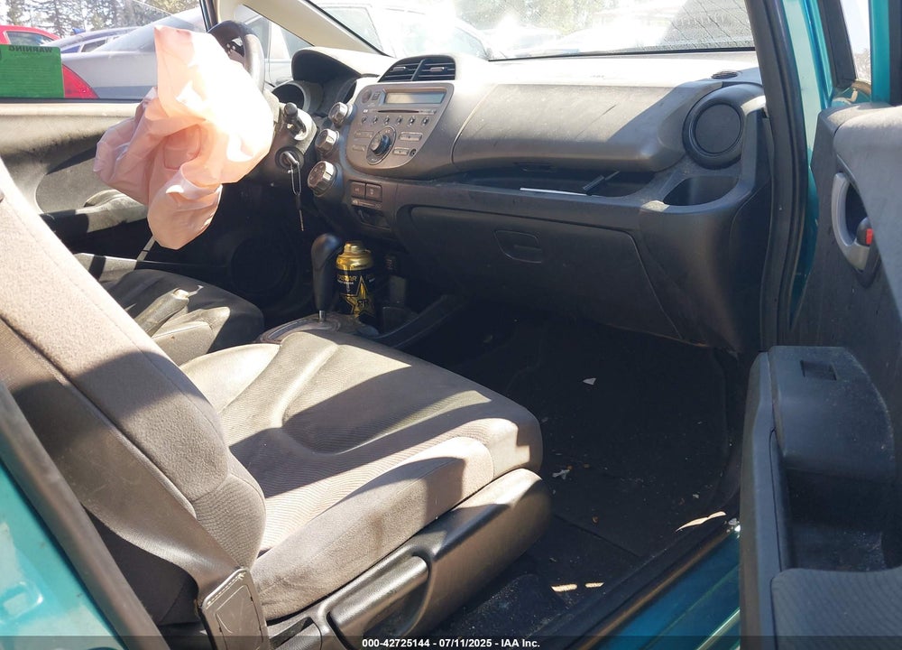 2013 HONDA FIT VIN: JHMGE8H30DC007675