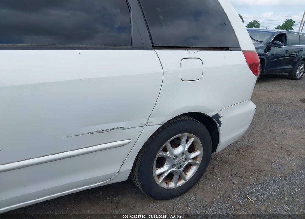 2004 TOYOTA SIENNA XLE VIN: 5TDZA22C44S131779