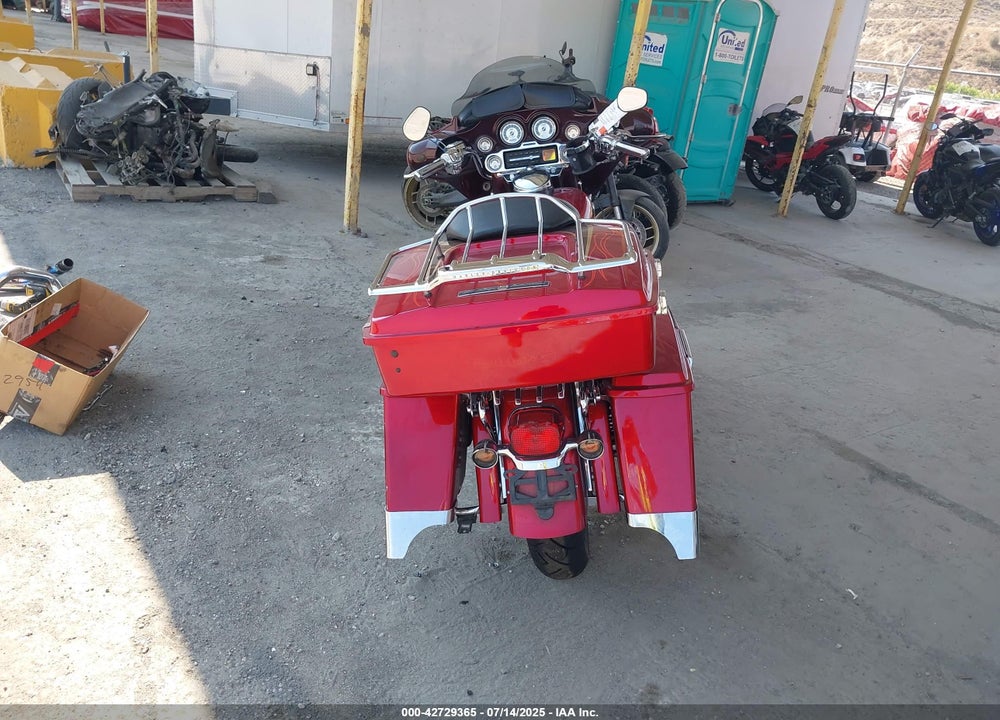 2005 HARLEY-DAVIDSON FLHTCSE2 VIN: 1HD1PKE3X5Y952039