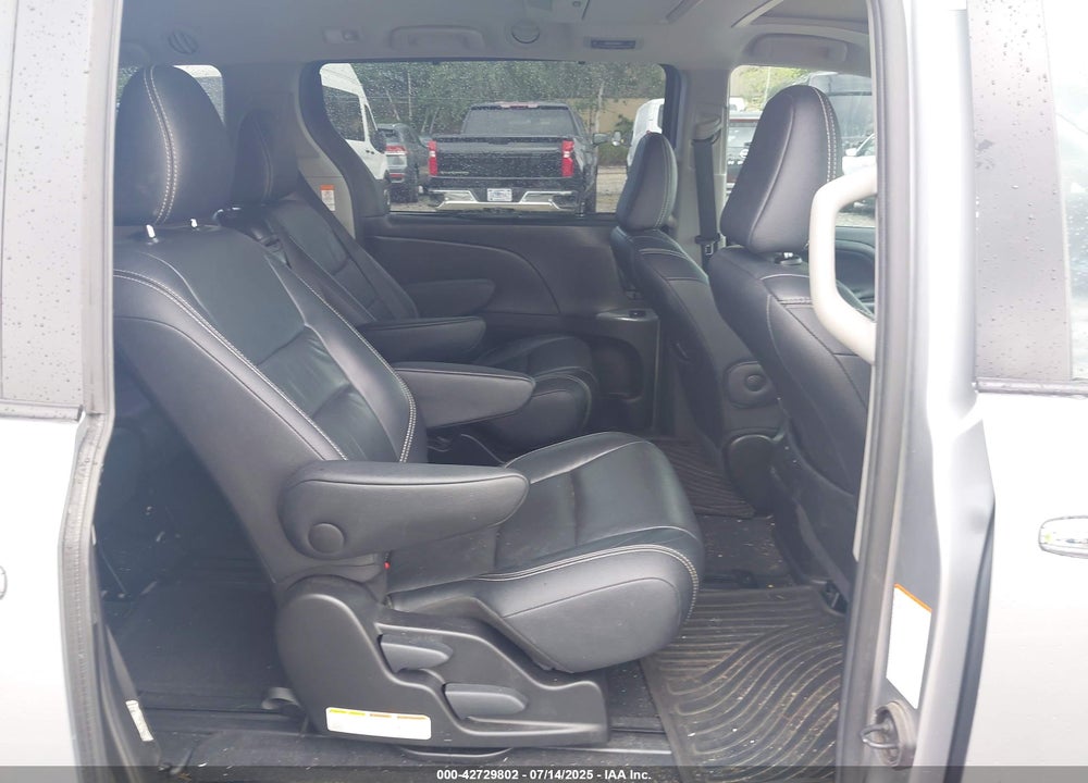 2017 TOYOTA SIENNA SE PREMIUM 8 PASSENGER VIN: 5TDXZ3DC4HS880185